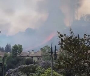 Incendio de vegetación provoca el cierre de carreteras y evacuaciones en Mission Valley