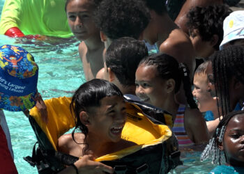 Buscan prevenir ahogamientos en menores con la clase de natación más grande del mundo
