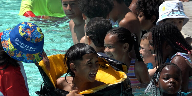 Buscan prevenir ahogamientos en menores con la clase de natación más grande del mundo