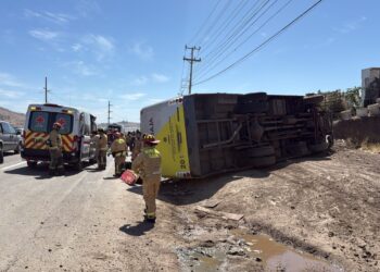 Volcadura de camión de pasajeros en Tijuana deja 20 heridos