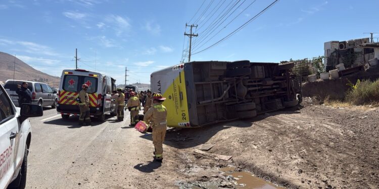 Volcadura de camión de pasajeros en Tijuana deja 20 heridos