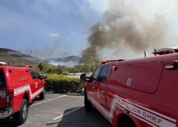 Incendio avanza en Sorrento Valley