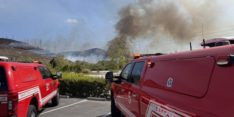 Incendio avanza en Sorrento Valley