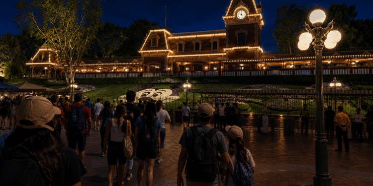 Disneyland lanza boleto nocturno de 59 dólares