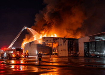 Incendio daña hangares en Montgomery-Gibbs