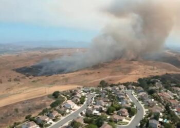 Incendio en Camp Pendleton genera columna de humo