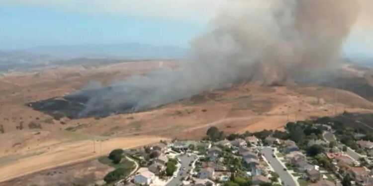 Incendio en Camp Pendleton genera columna de humo
