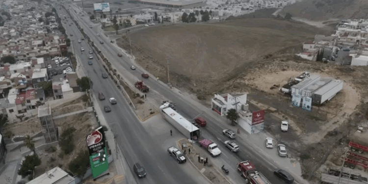 Tráiler con croquetas para gato vuelca en Santa Fe