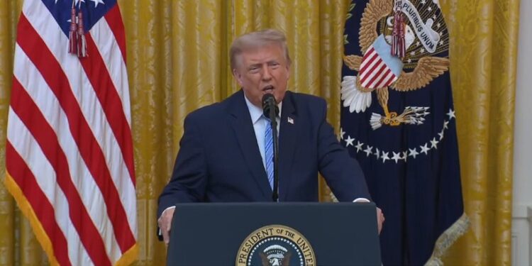 Trump expone fallas del sistema electoral en EUA durante mensaje a la nación