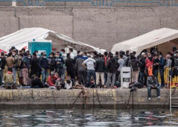 España despliega militares en Ceuta ante crisis migratoria