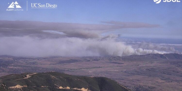 Incendio arrasa vegetación en Camp Pendleton y activa evacuaciones