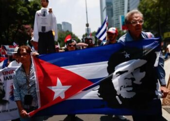 Cubanos en México marchan contra el bloqueo a su país y exigen envío de petróleo