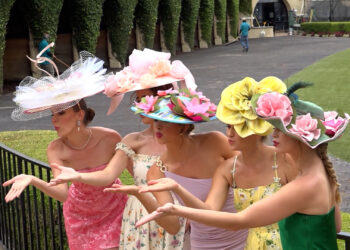 inauguración de la temporada de carreras de caballos en Hipódromo de Del Mar