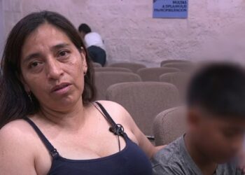 Mujer ecuatoriana enfrenta multa de 500 mil dólares tras deportación