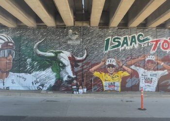 Por todo lo alto, Isaac del Toro da la bienvenida en un mural al puerto de Ensenada