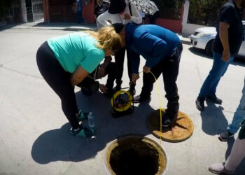 Vecinos denuncian derrames de aguas negras y alertan riesgo de nuevos derrumbes