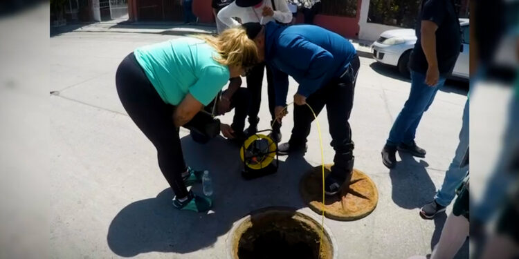 Vecinos denuncian derrames de aguas negras y alertan riesgo de nuevos derrumbes