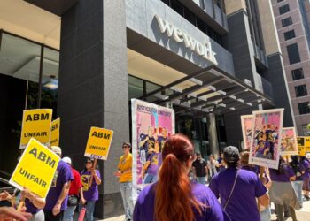 Protestan en apoyo a líder sindical que alegan fue despedida sin justificación tras casi 15 años de servicio