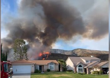 Un auto todo terreno desata incendio forestal cerca de planteles educativos en San Bernardino
