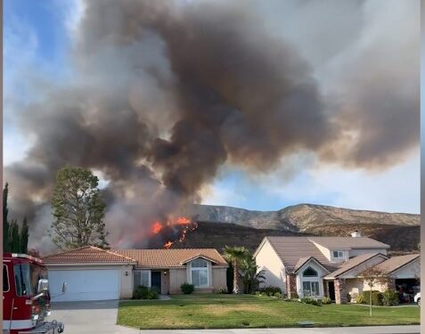 Un auto todo terreno desata incendio forestal cerca de planteles educativos en San Bernardino