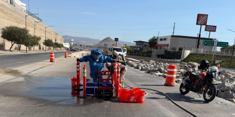 Controlan derrame de mil litros de ácido nítrico en el bulevar 2000 de Tijuana