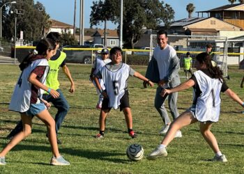 Chucky Lozano convive con niños de San Diego