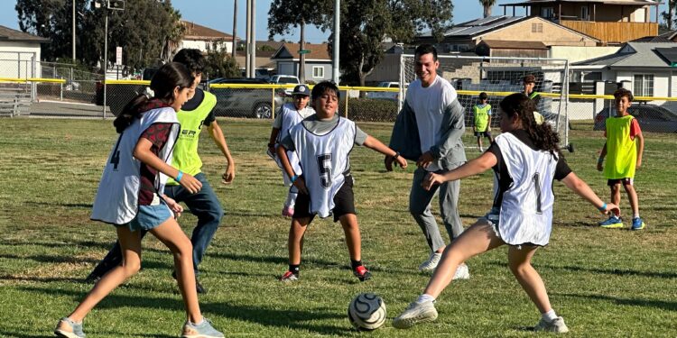 Chucky Lozano convive con niños de San Diego