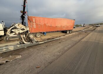Tráiler volcado provoca cierre y fuerte tráfico en la Interestatal 5