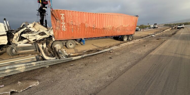 Tráiler volcado provoca cierre y fuerte tráfico en la Interestatal 5