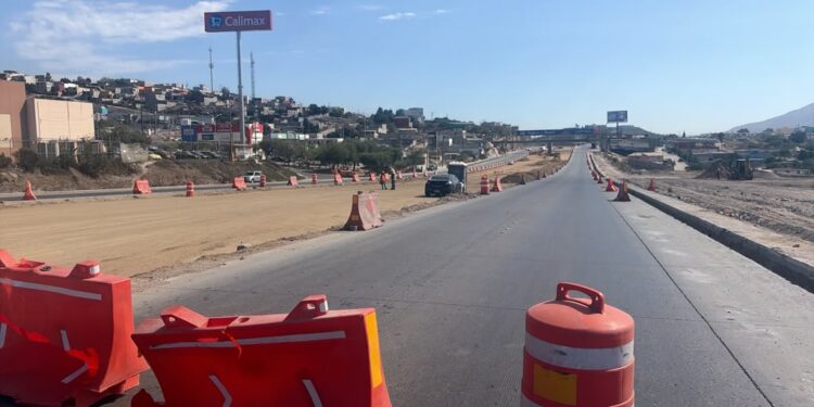 Cierran parcialmente el bulevar 2000 por derrame corrosivo