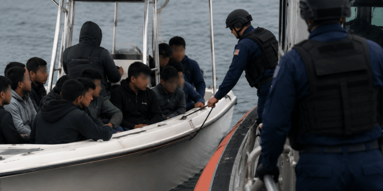 Guardia Costera detiene a 25 migrantes cerca de San Diego