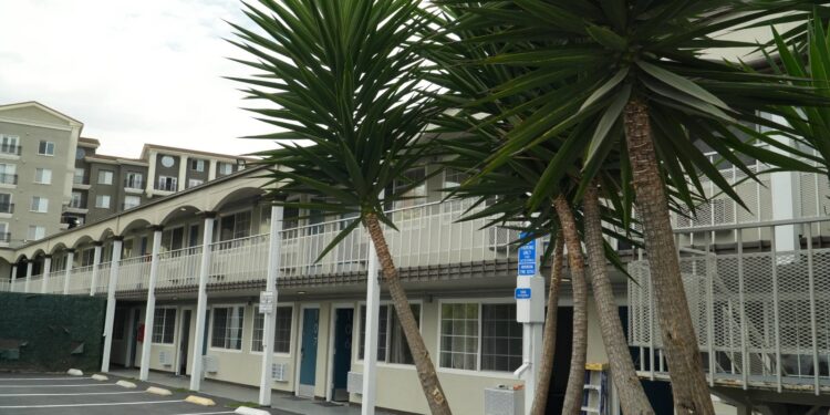 Hotel renovado dará hogar a jóvenes sin vivienda en San Diego