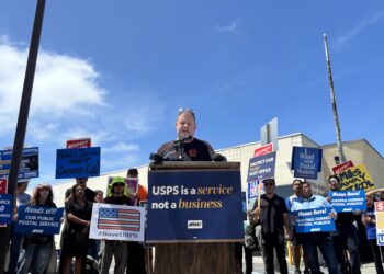 Protestan trabajadores postales por el cierre de oficina en Barrio Logan
