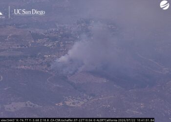 Incendio en Rainbow obliga a evacuar comunidades