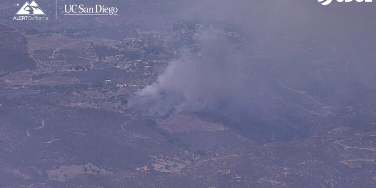 Incendio en Rainbow obliga a evacuar comunidades