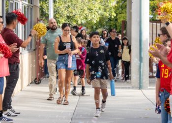 Regresan a clases miles de estudiantes en el sur del Condado