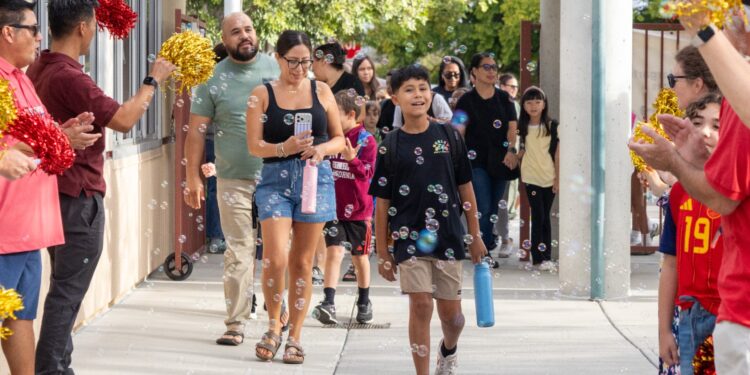 Regresan a clases miles de estudiantes en el sur del Condado