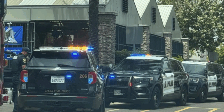 Movilización en Walmart Palomar tras solicitud de auxilio