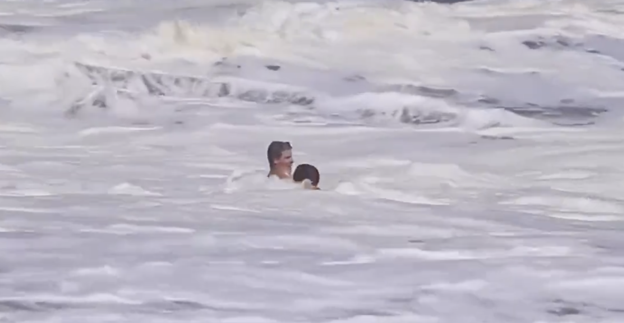 Joven salvavidas rescata a niño en Zuma Beach
