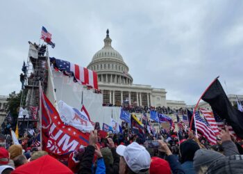 Juez desestima casos contra miembros de Oath Keepers por ataque al Capitolio