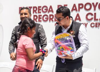 Ayuntamiento de Tijuana entregó 200 paquetes de útiles escolares en Otay Centenario.