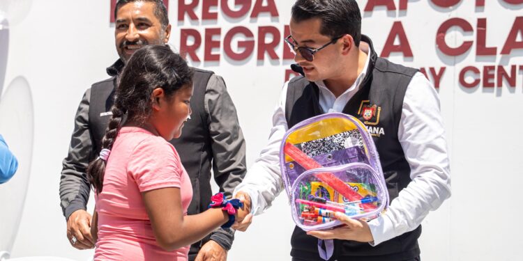 Ayuntamiento de Tijuana entregó 200 paquetes de útiles escolares en Otay Centenario.