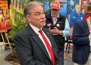 Candidato republicano en Maine propone enviar agentes de ICE a centros de votación