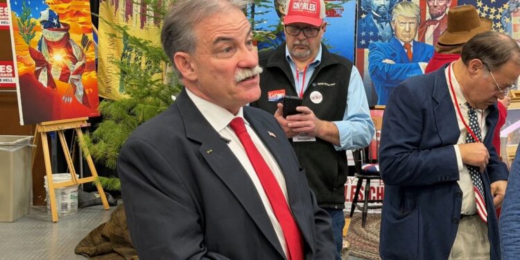 Candidato republicano en Maine propone enviar agentes de ICE a centros de votación