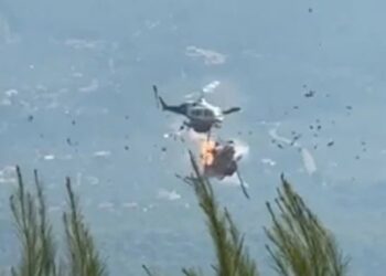 Colisionan dos helicópteros en Grecia mientras combaten incendios forestales; tripulaciones en rescate