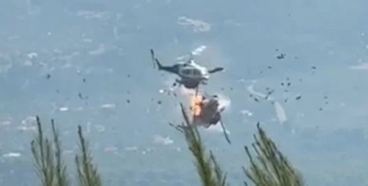 Colisionan dos helicópteros en Grecia mientras combaten incendios forestales; tripulaciones en rescate