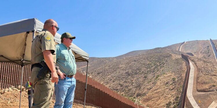 Cónsul de EU en Tijuana recorrió la frontera y destacó labor de la Patrulla Fronteriza