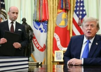 Trump firma decreto para limitar ciudadanía por nacimiento y frenar turismo de gestación