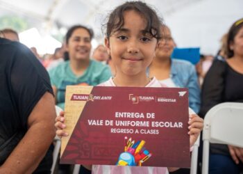 Alcalde de Tijuana entregó mil vales para uniformes escolares