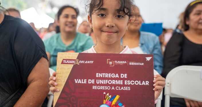 Alcalde de Tijuana entregó mil vales para uniformes escolares
